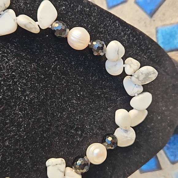 Lustrous Howlite Pear Necklace Faceted Glass Beads Toggle Clasp Black/White OS - Picture 3 of 5